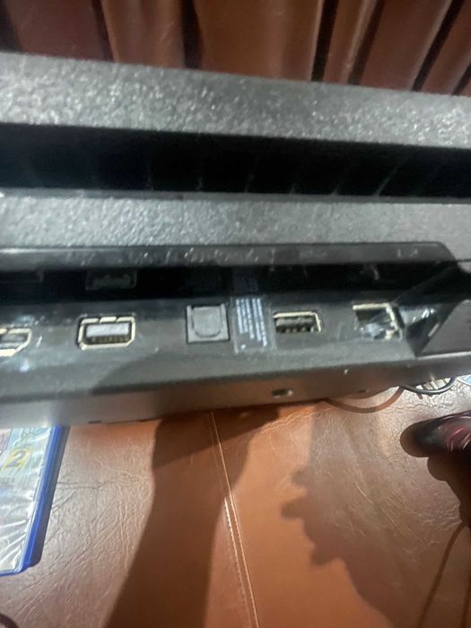 playstation 4 PRO  2 controlere + 3 jocuri (FIFA , THE CREW 2, FORNITE