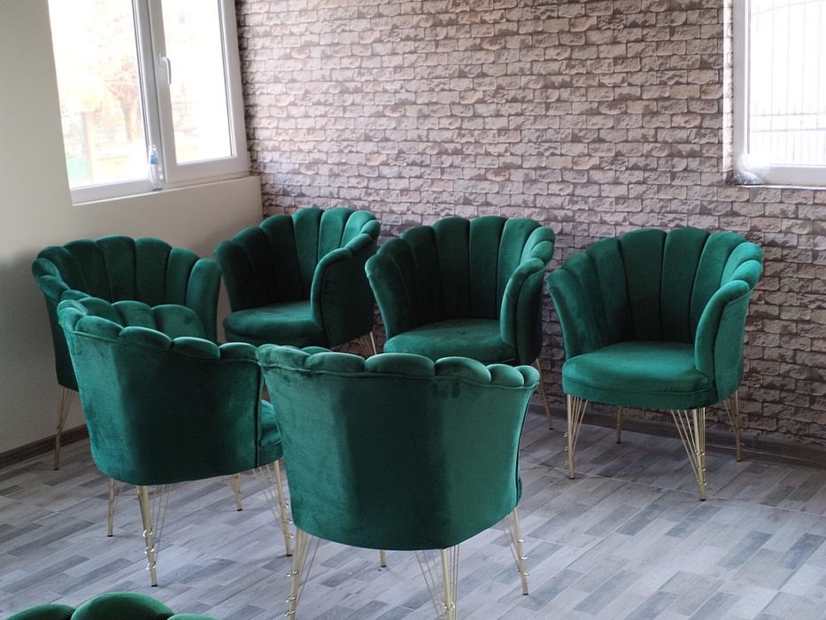 Vand canapele , mese , fotolii cafenea !