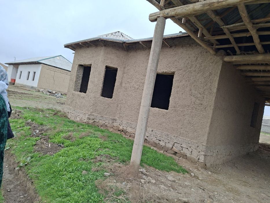 Samarqandda 6 xonligi uy sotiladi