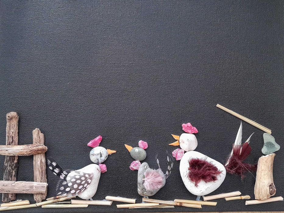 Tablouri cu pietre de râu și elemente naturale