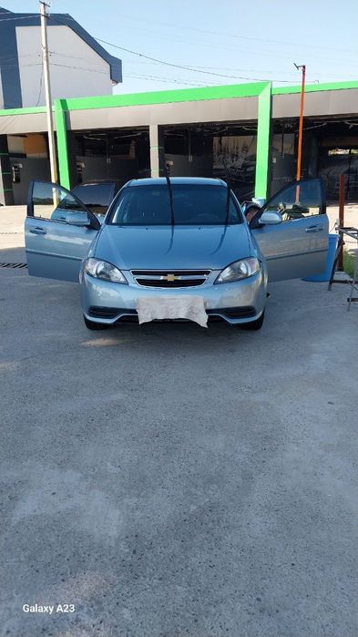 Mashina Juda yaxwi xolatda Logan odam baraka topib minadi