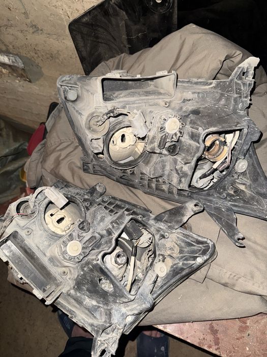 Фара тойота авенсис 2003т25