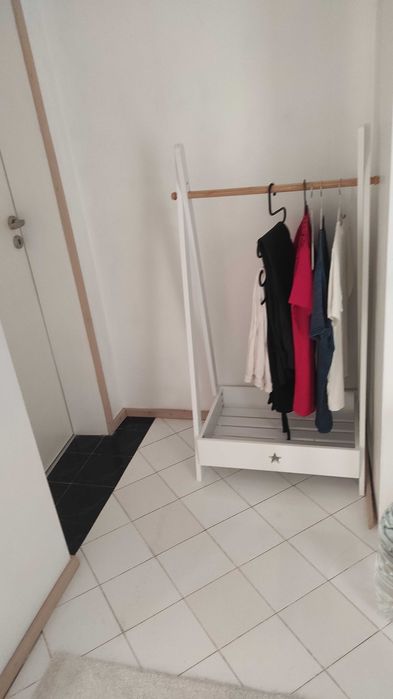 Детска закачалка от MDF и дърво с един рафт