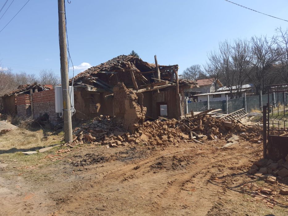 Събаряне на сгради София.Къщи,гаражи,почистване,извозване на отпадъци.