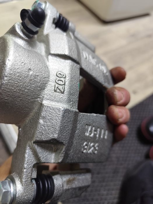 Продам передний суппорт Шевроле Лачетти