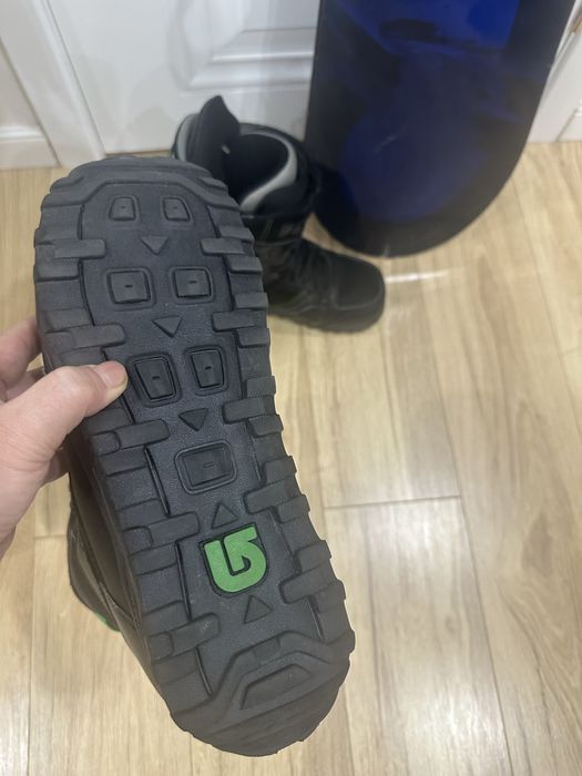 Продам  сноуборд с ботинками