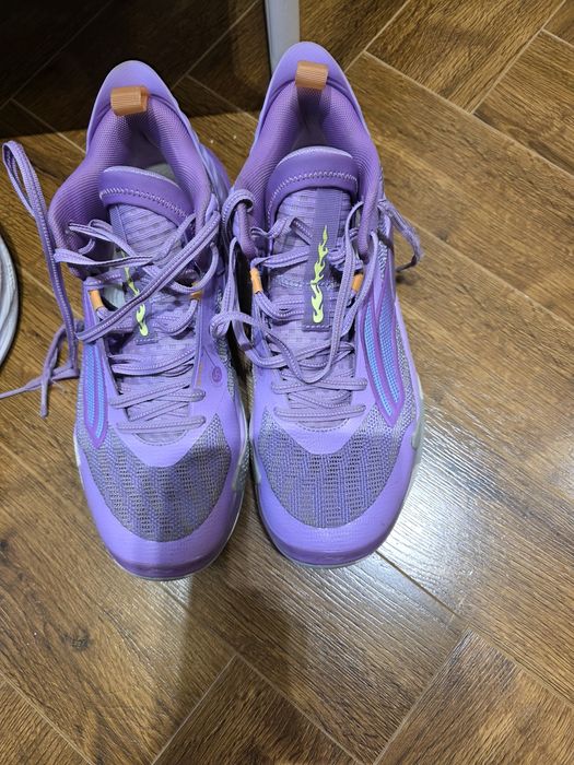 Срочно продам кроссовки.  Каждая пара по 100 000 сум