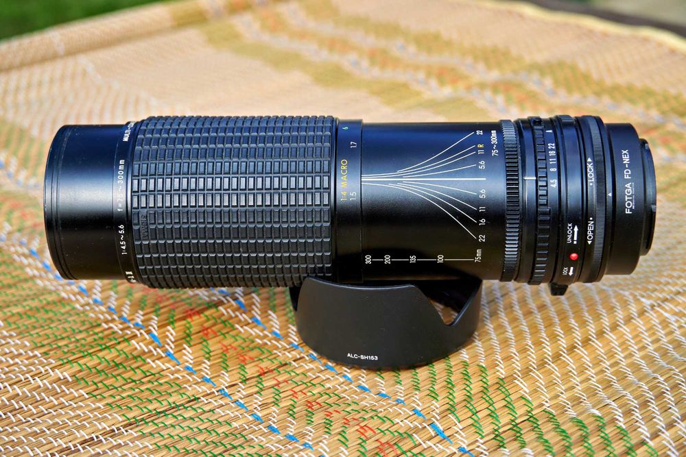 Obiectiv Sigma Zoom Lambda II 75-300mm f4.5-6.5, adaptat Sony E mount.