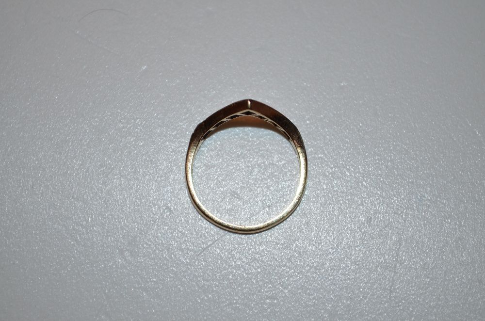 INEL AUR 9K + 3 Diamante = 0.09ct + 4 Safire = 0.16ct -Anglia -Vintage