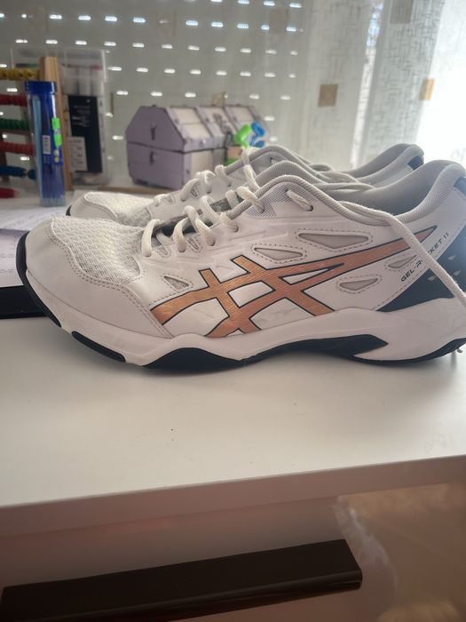 Продавам волейболни обувки asics gel rocket 11