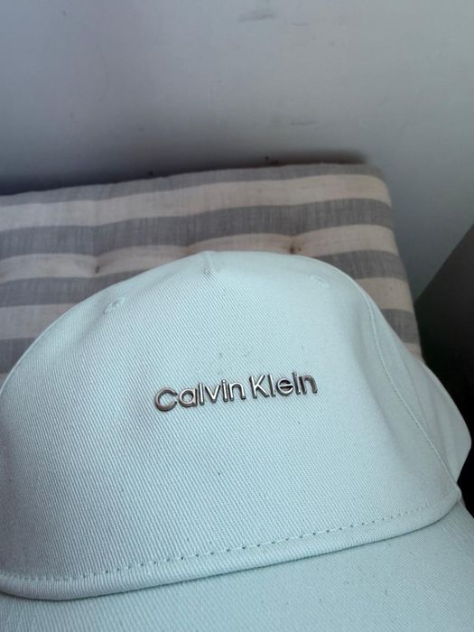 Calvin Klein șapcă unisex culoare albastru deschis  cu logo mic metalic mărime OS noua originala
