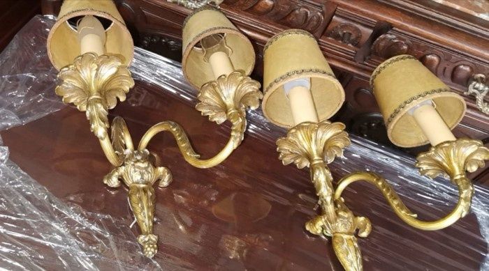 Eleganta pereche de aplice din bronz masiv cu o lucrătură de o foarte