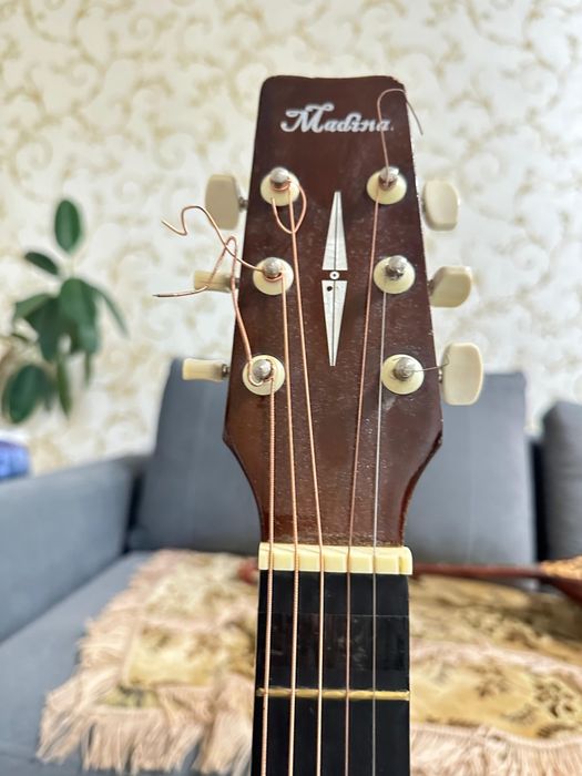 Продается акустическая гитара