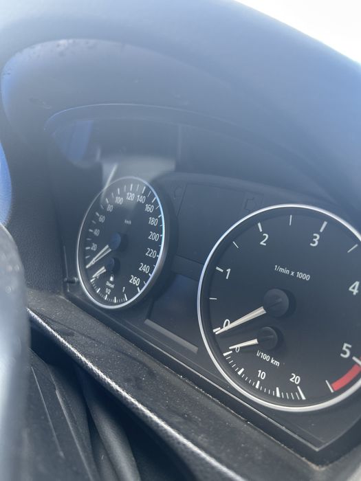 Продавам Е91 на части