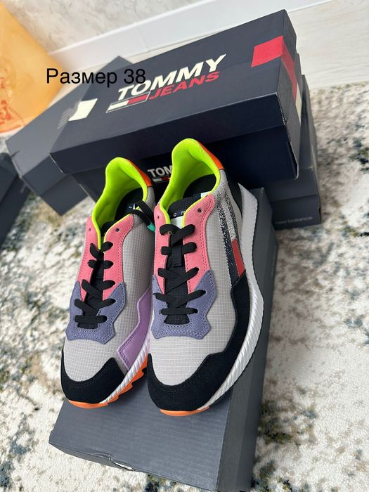 Кроссовки женские