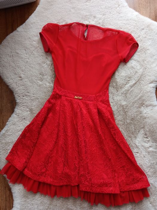Червена дантелена рокля