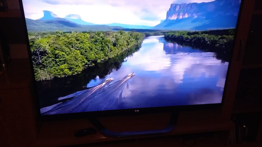 Продам. Большой телевизор LG, б/у.