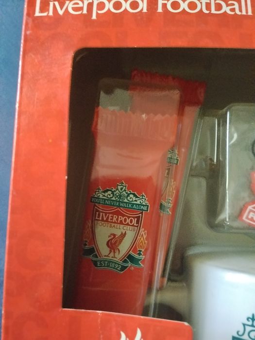Vând Set  pentru fanii echipei Liverpool