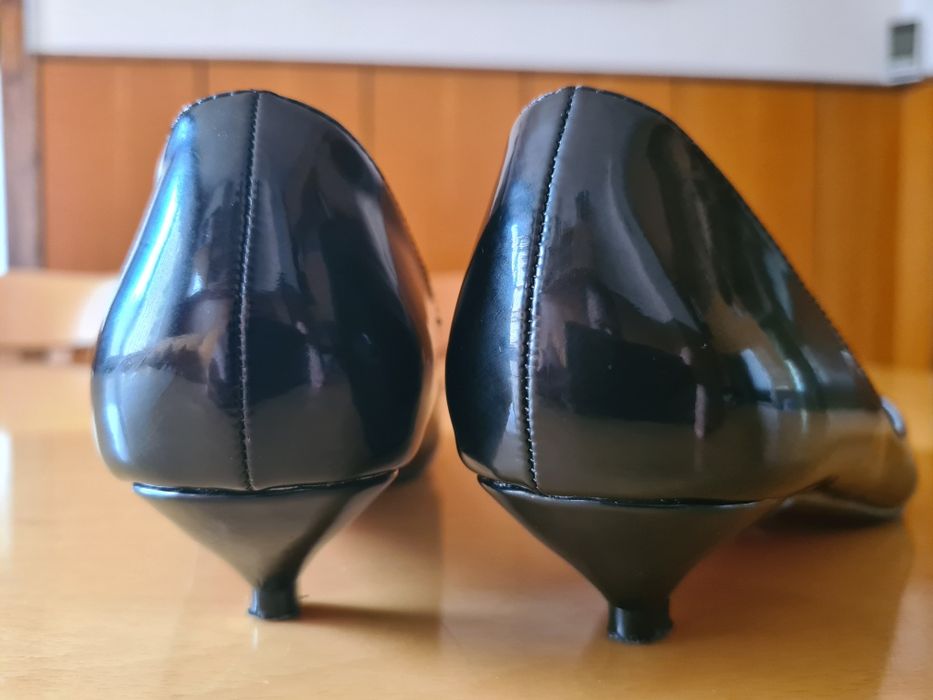 Дамски лачени обувки с ниски токчета