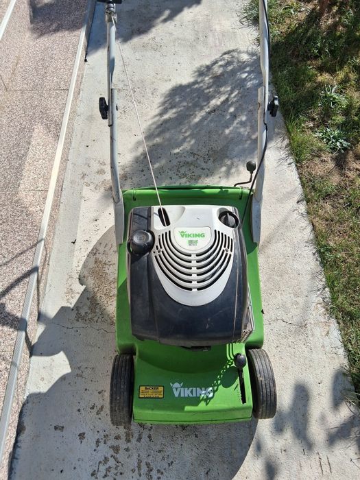 Vând 2 mașini de tuns iarba pe benzină Qualcast și Viking ..
