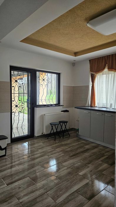 Închiriez casă în regim hotelier cu 3 camere si 3 bai.