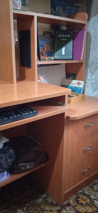 Письменный стол универсальный:с 3рабочими поверхностями,втч клавиатуры