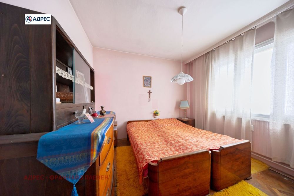 Продава се Етаж от къща в Плевен, Идеален център - 200 кв.м за 714 €/кв.м - Снимка #2