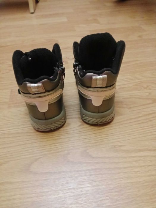 Продам детские ботинки