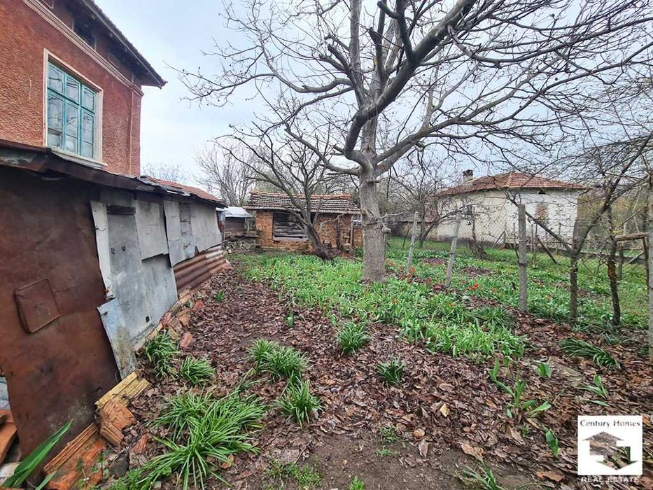 140312 Къща с равен двор и стопански постройки в с. Горна Липница