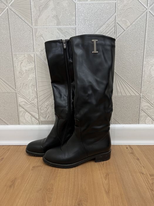 Зимние черные сапоги