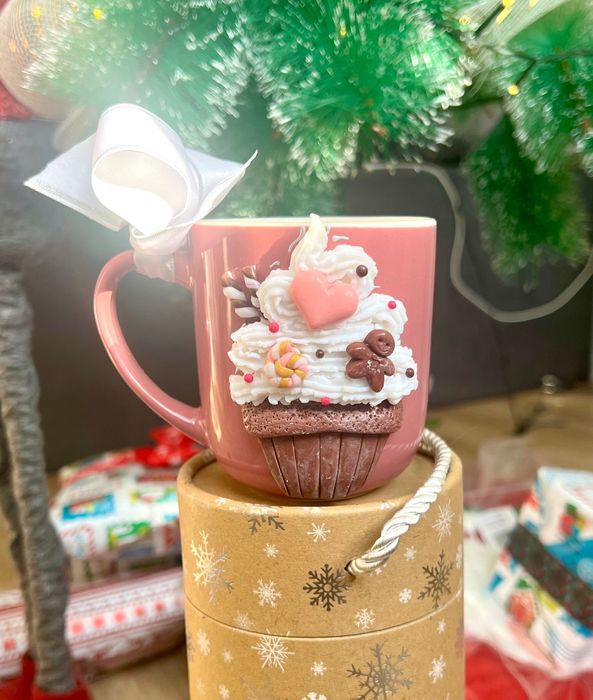 Коледна чаша с декорация от полимерна глина