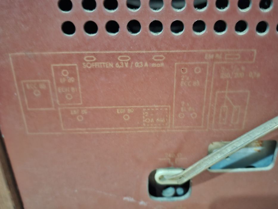 Radio Capri stereo pe lampi