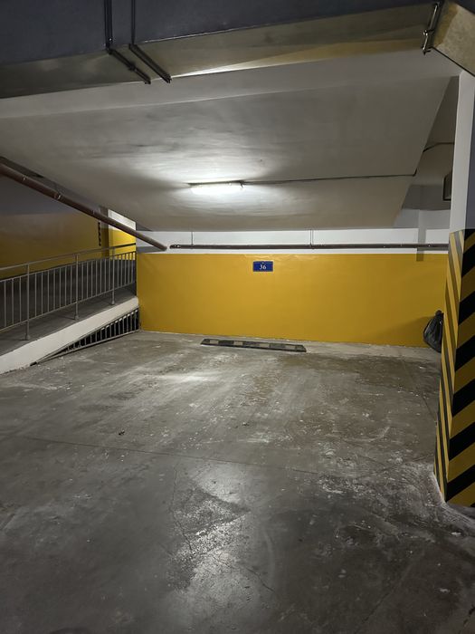 Парковочное место в паркинге