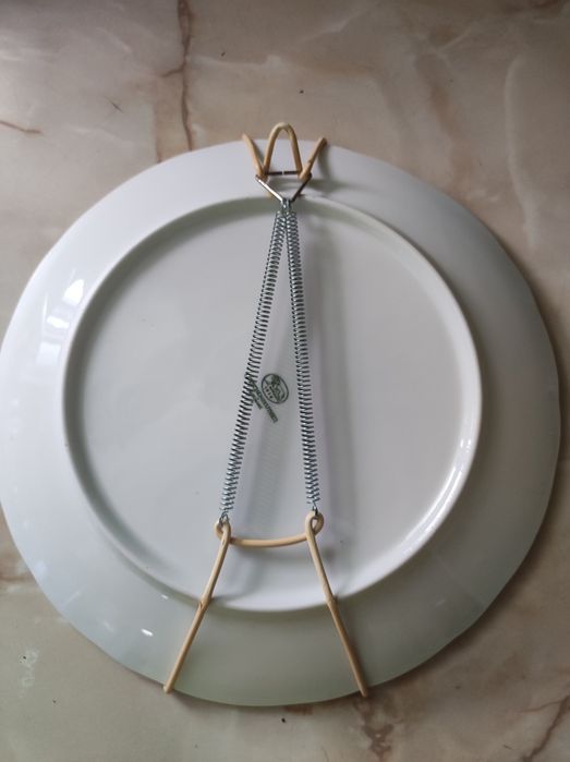 Много рядка порцеланова чиния за стена