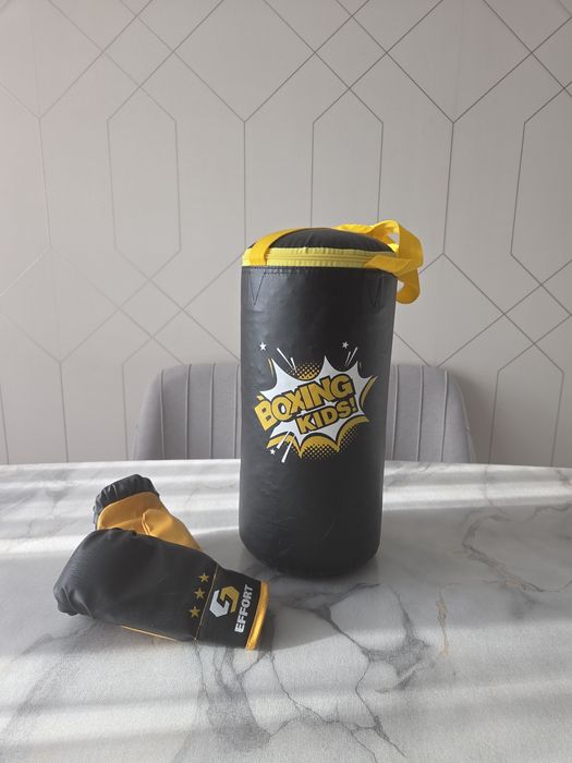 Боксерская груша и перчатки