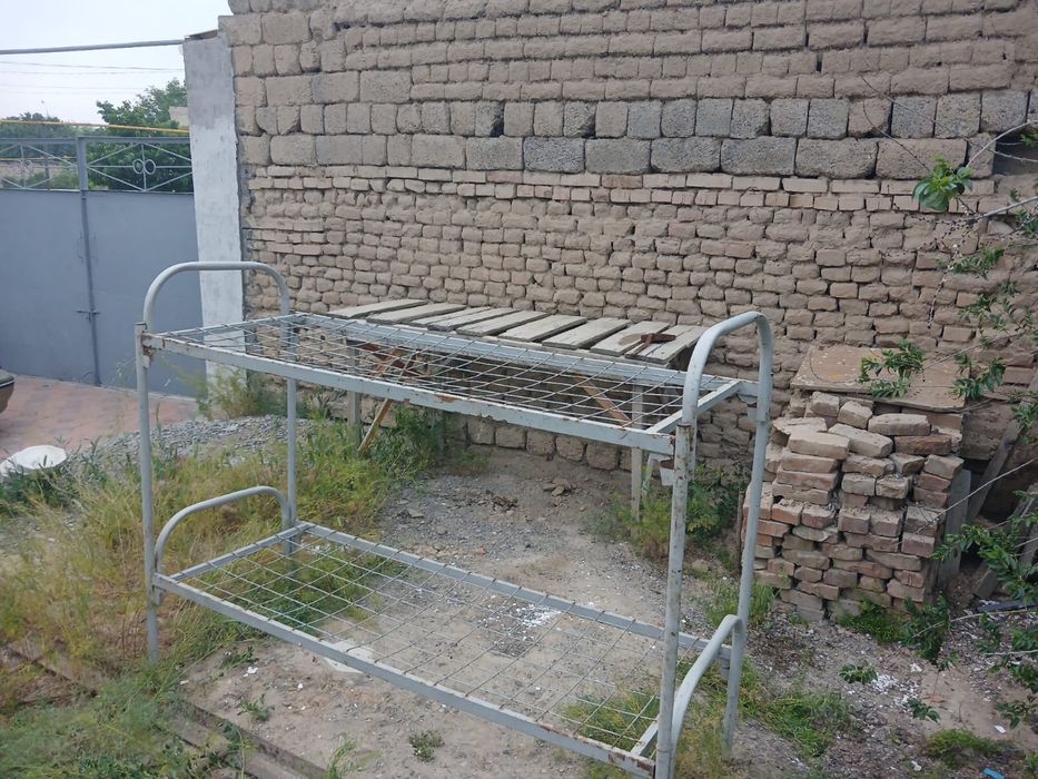 Двухъяросный кровать