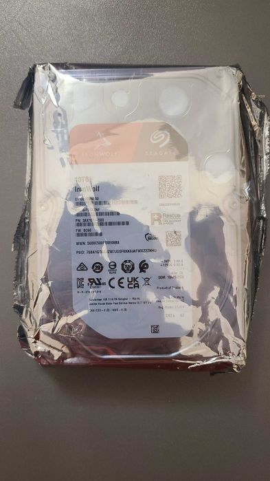 Seagate IronWolf 10 ТБ (ST10000VN000)