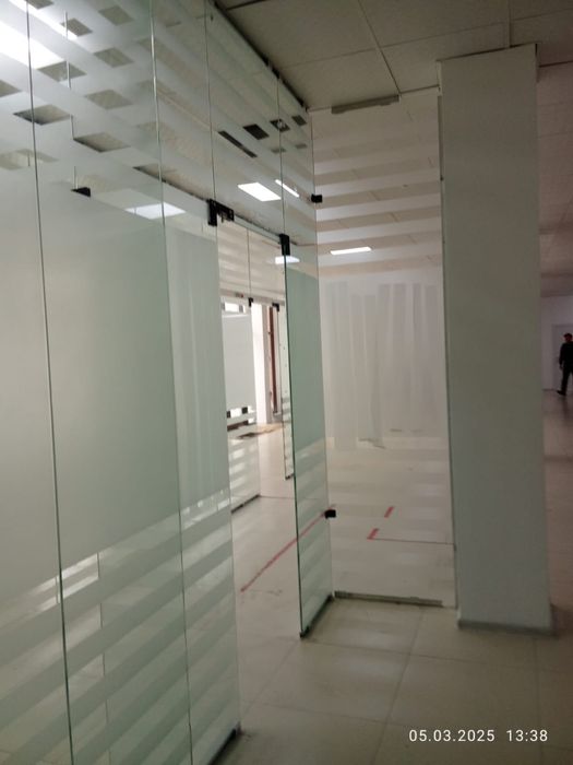 Цельностеклянная перегородка офисов