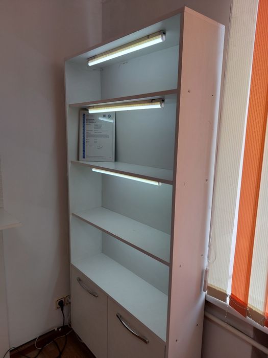 Белый ресепшен с подсветкой