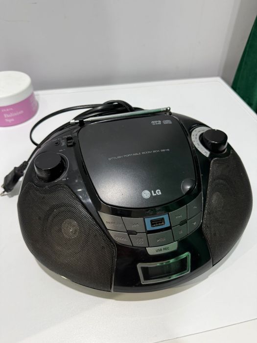 Магнитофон LG.