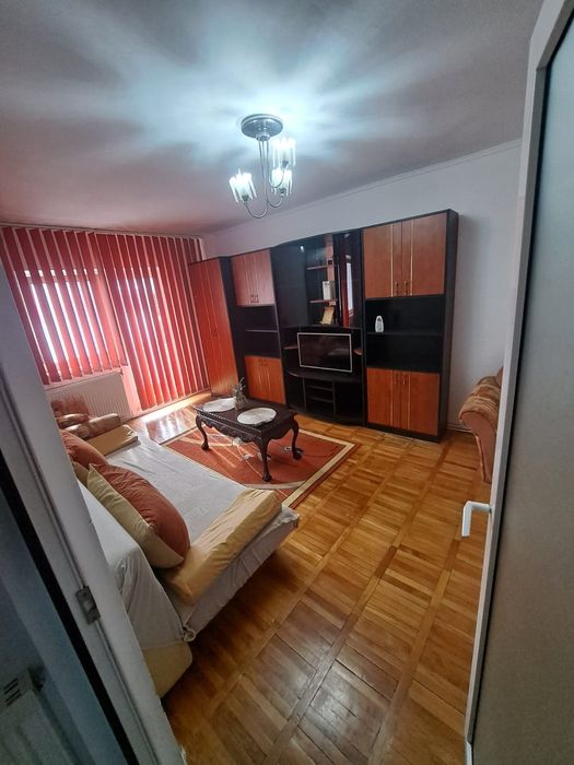 apartament 3 camere de inchiriat