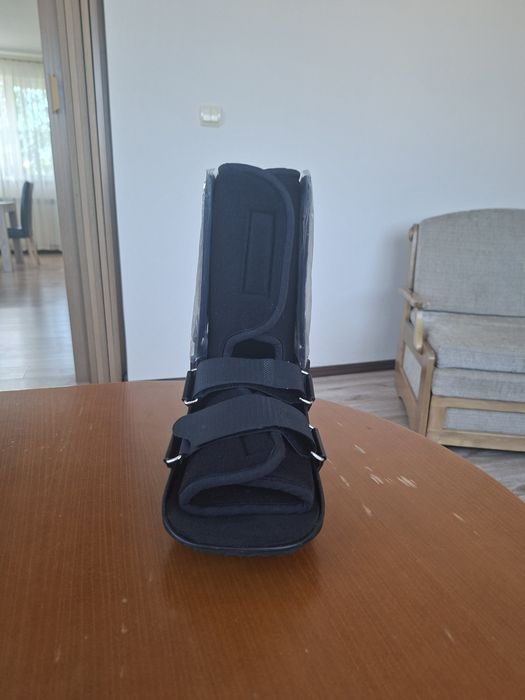Ортопедичен ботуш и патерици