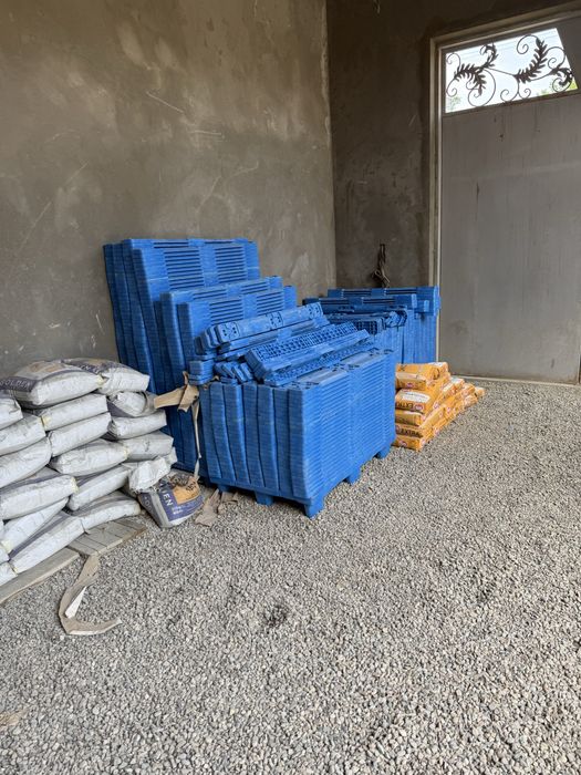 Импортные пластиковые европоддоны.