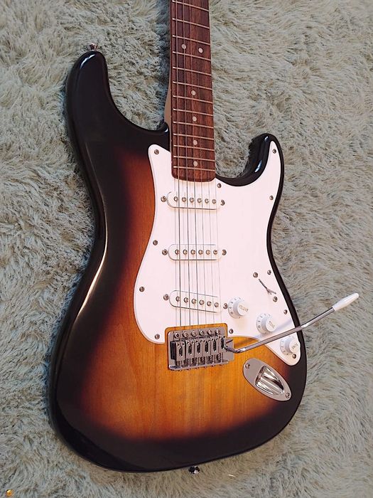 Fender Squier  Stratocaster chitara Yamaha Casio Korg Boss Roland