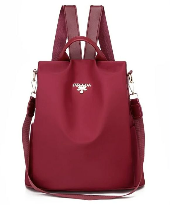 Елегантна дамска раница в бордо - стилна и практична