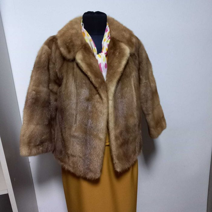 Haina blana eleganta cu maneca larga