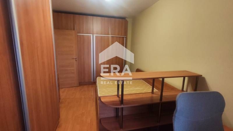 Тристаен обзаведен апартамент под наем, с опция за гараж, район  Лятно