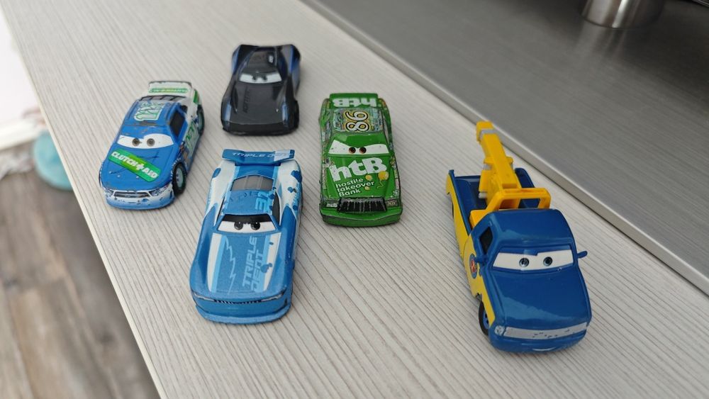 Vând mașinuțe din seria Cars.