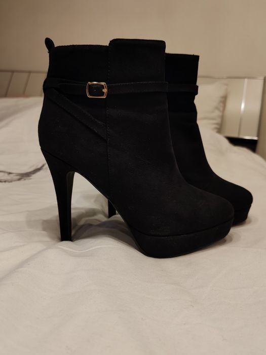 Vând botine piele întoarsă H&M, negre, toc 10 cm