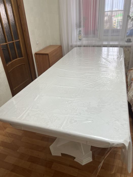 Классический белый стол для гостиной в отличном состоянии